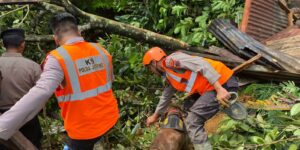 Brimob Bergerak Membantu Evakuasi Korban Longsor dan Banjir di Jawa Tengah